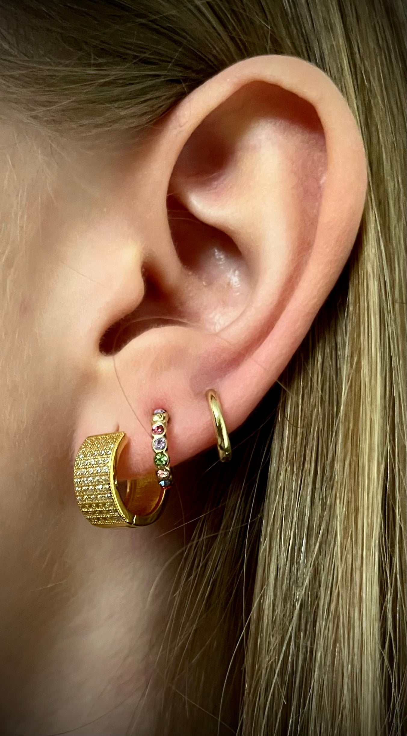 Elegante creoler med fem rækker zirconia, Latch back lås, forgyldt sølv (10052) Sekundært billede