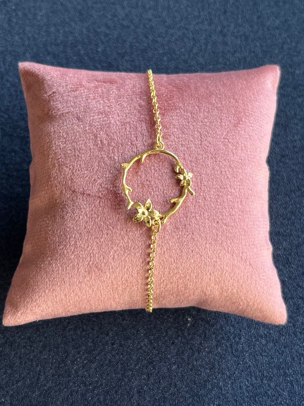 armbånd med blomster