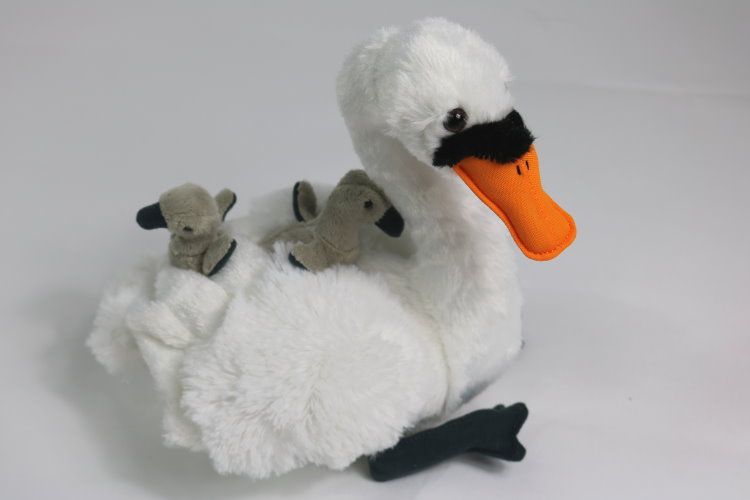 Uni-Toys Svane med babyer 24 cm